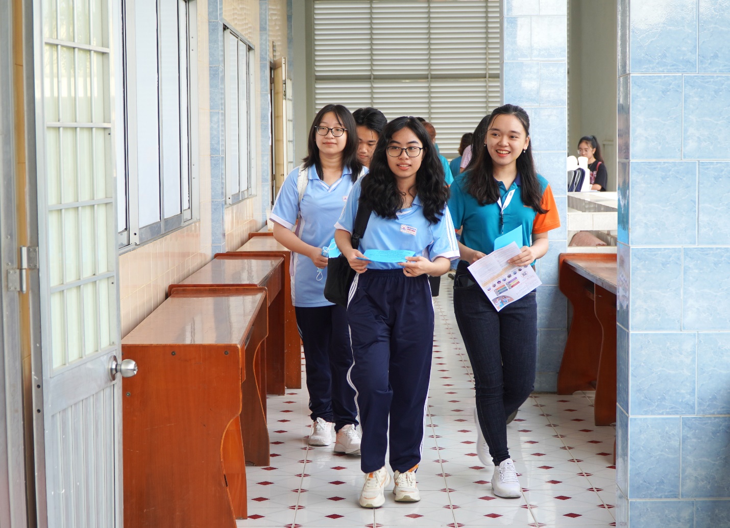 A group of students holding signsDescription automatically generated